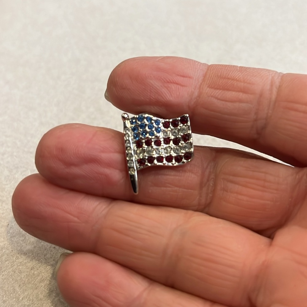Vintage petite American Flag tack/lapel pin